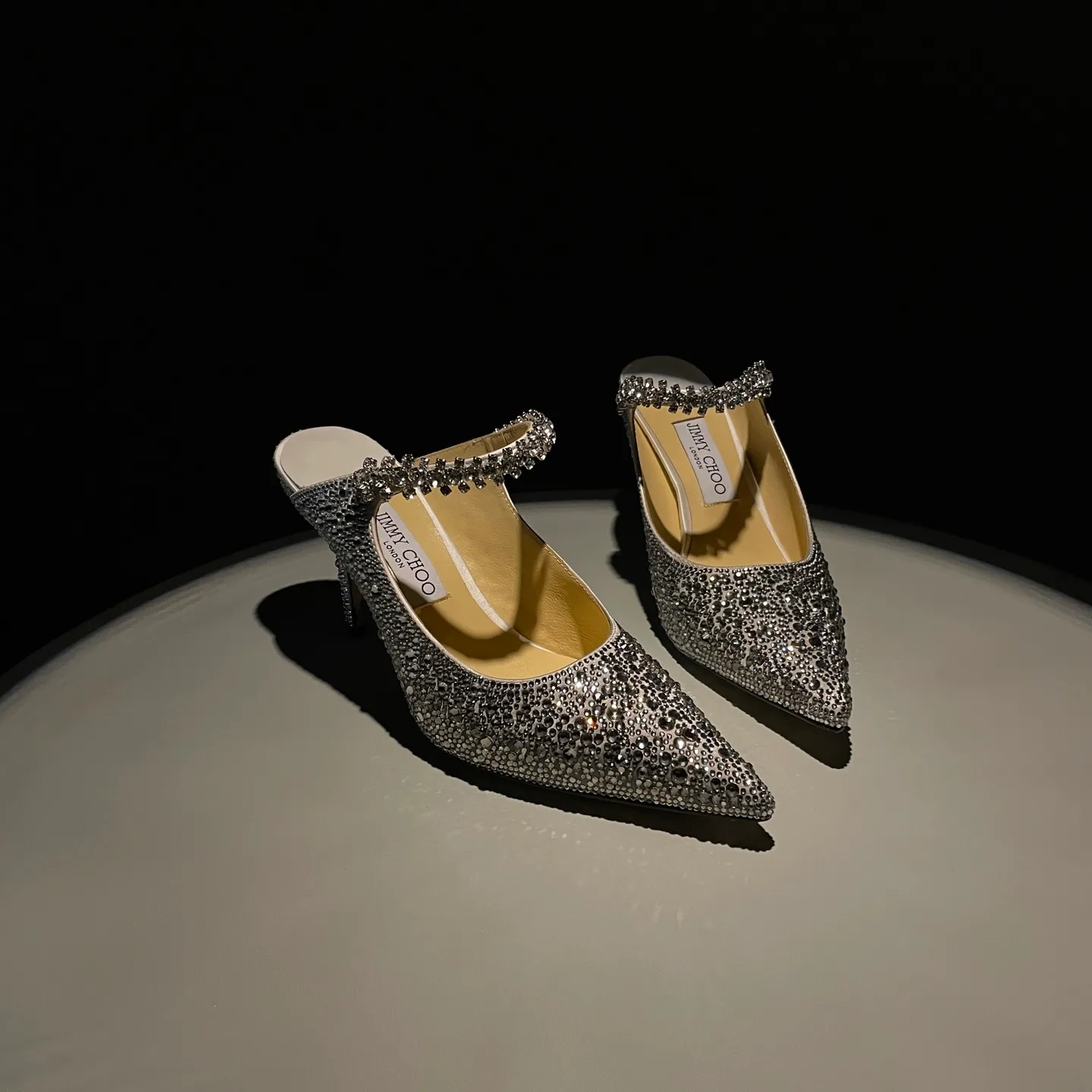 💕💕Factory direct selling price p680💕💕Jimmy Choo/Jimmy Choo classic diamond chain, pointed toe high-heeled slippers, crystal slippers, superb crystal slippers, so beautiful that you can’t take your eyes away. The shape of the shoes is very delicate, not too narrow and long, and the internal space is enough to allow the toes to relax enough. The rhinestones outline a charming arc on the instep, which is simply beautiful. It has a 360-degree surrounding fairy atmosphere, gorgeous but not exaggerated! ! The fabric is made of original customized material. The lining and toes are made of imported sheepskin. Customized A-grade Italian cowhide genuine leather sole. Heel height: 6.5cm 8.5cm Size: 35-39 (34/40/41/42/43 customized)